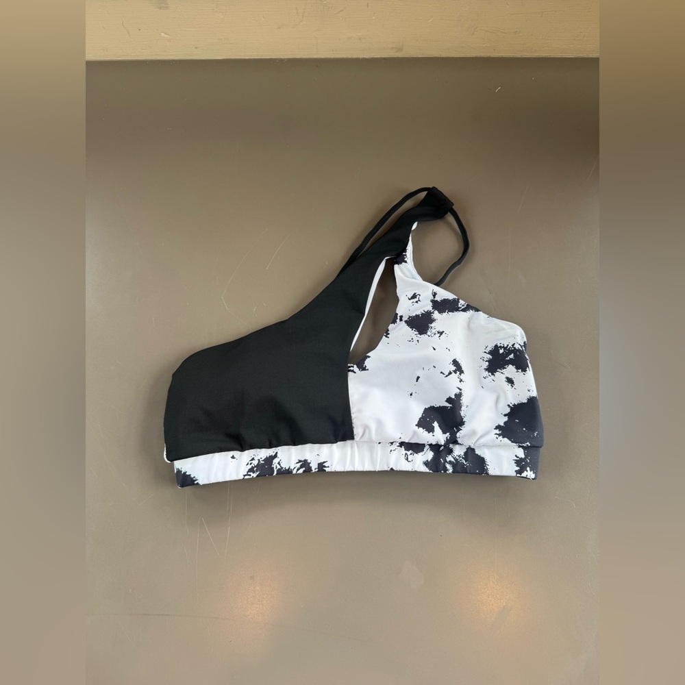 Black and White One-Shoulder Sports Bra - Picture 6 of 7